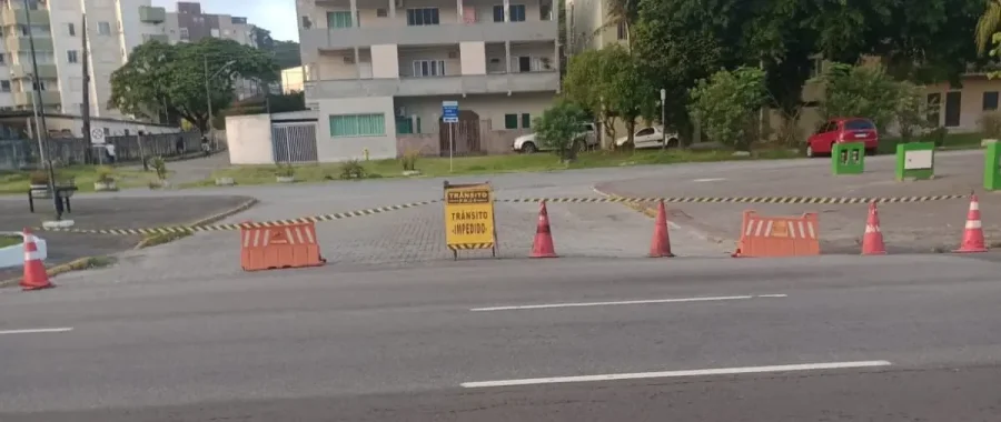 Estacionamento do Mercado Municipal de Jaraguá é interditado para obras