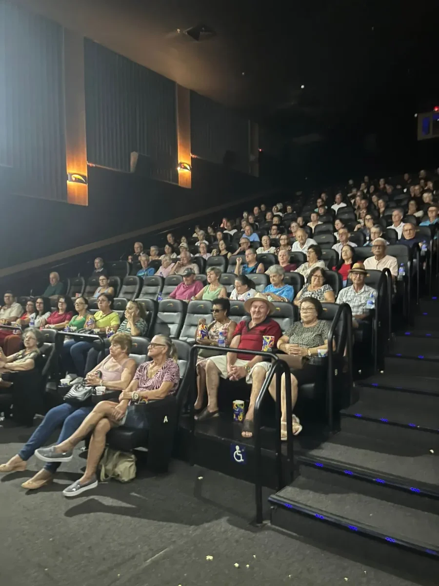 Colônia de Férias leva idosos ao cinema