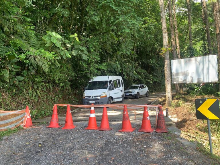 Trecho da Rua Hilda Spézia é interditado na subida do Morro Boa Vista