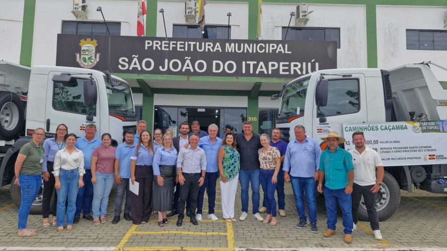 São João do Itaperiú: Vice-governadora entrega dois caminhões caçamba