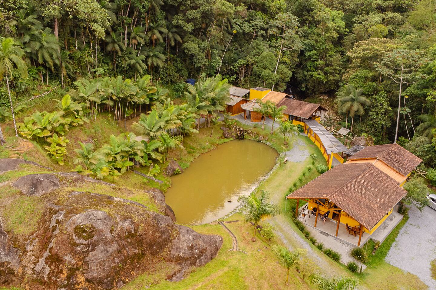 O que a casa mais cara do Airbnb em Jaraguá do Sul oferece de experiência aos hóspedes?