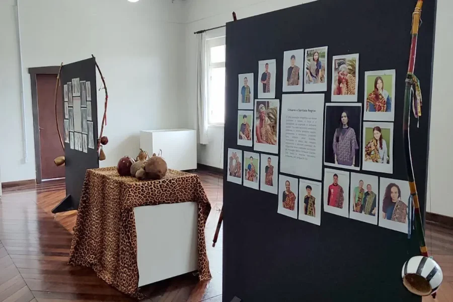 “Olhares e Sorrisos Negros” – Exposição no Museu Histórico propõe reflexão sobre identidade e pertencimento