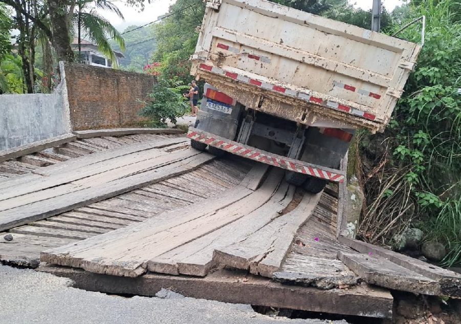 Pontilhão no Rio Molha ficará interditado por dois dias após danos na estrutura