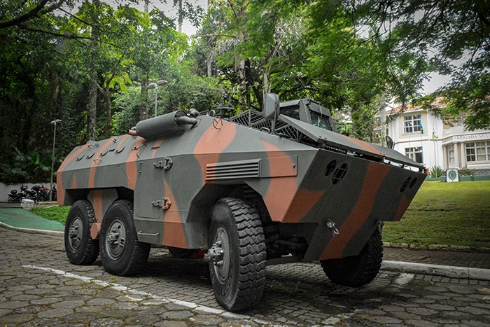 Blindado Urutu, usado pelo Exército no Haiti, passa a reforçar ações da PM em Joinville