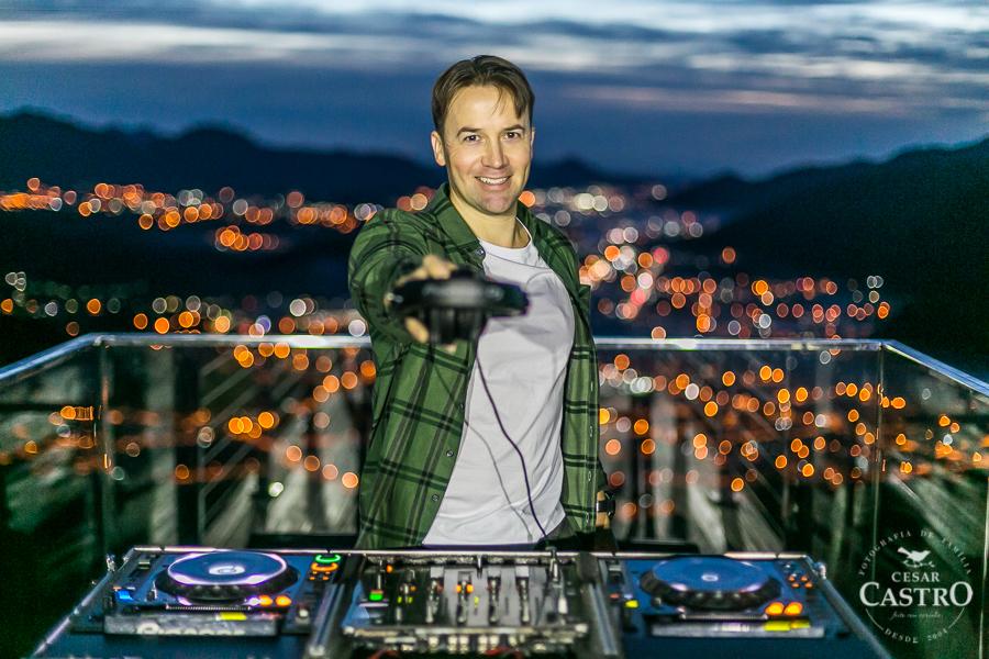 É Dia do DJ! Ouça uma playlist de Xalinho, jaraguaense que agita a noite da cidade há 25 anos