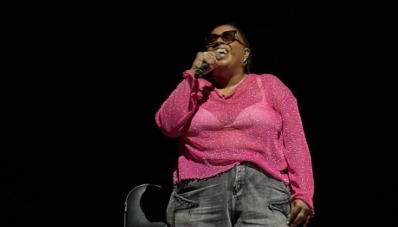 Tatá Mendonça chega a Jaraguá com stand-up que mistura humor e deficiência; veja!