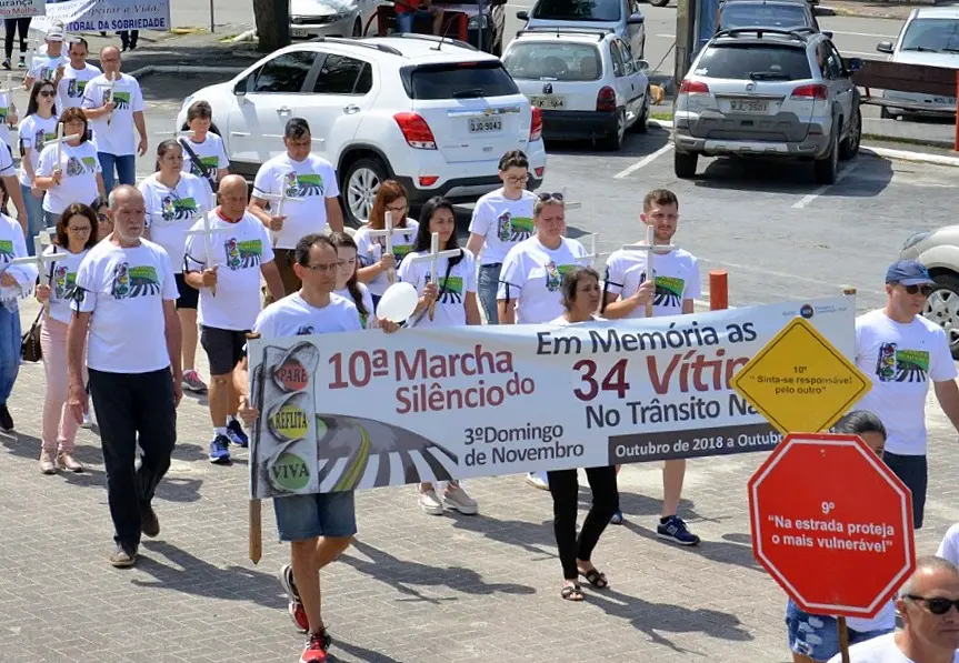 Movimento realiza blitz educativa em 10 cruzamentos para alertar sobre acidentes