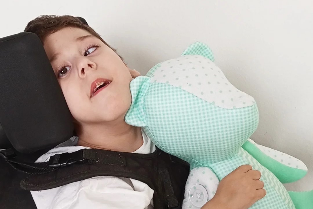 Família de Jaraguá do Sul faz campanha para comprar cadeira de rodas para filho com paralisia cerebral