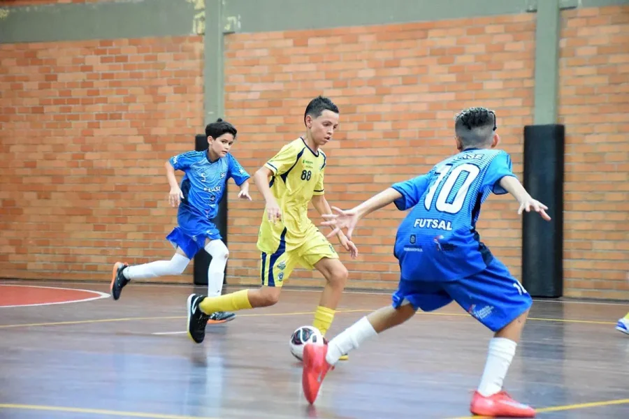 CEEJ/Secel vence três jogos e lidera Estadual de Futsal Sub-14
