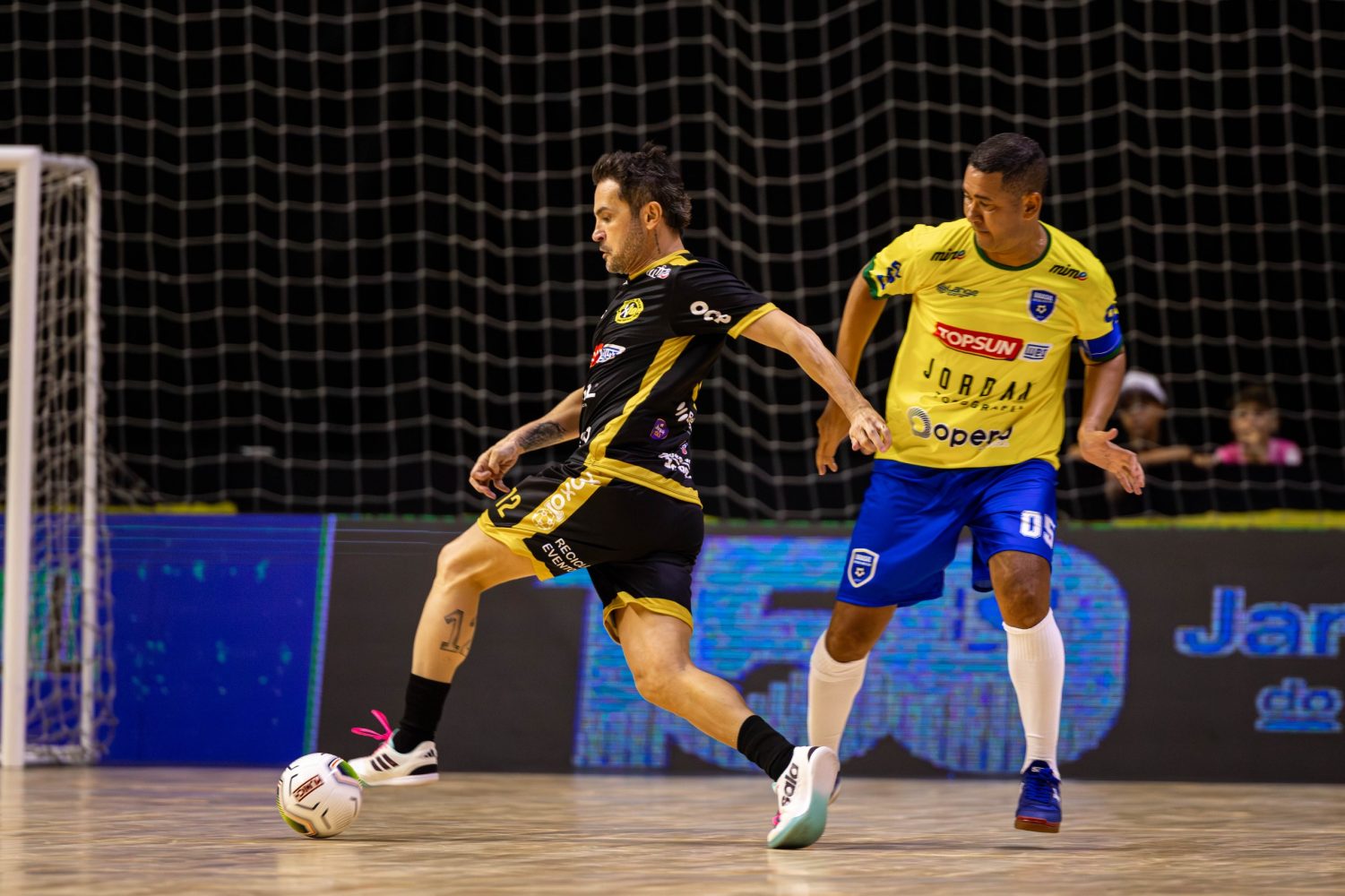 Lendas do Jaraguá Futsal vencem seleção em noite de festa na Arena, veja como foi o jogo com Falcão