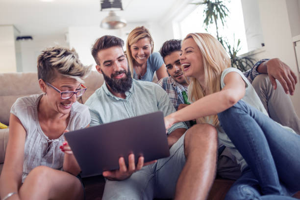 Precisando relaxar? Descobrimos onde assistir aquele filme de comédia perfeito sem pagar assinatura