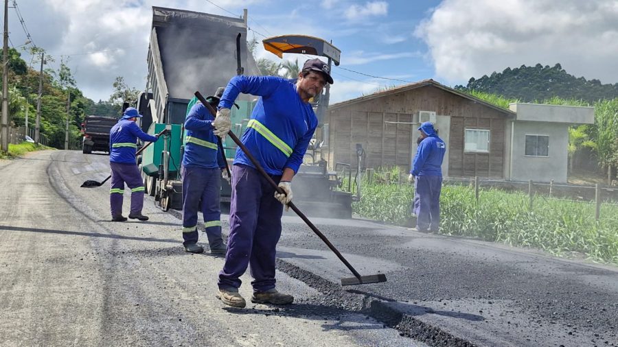 São João do Itaperiú inicia pavimentação em via que liga à BR-101