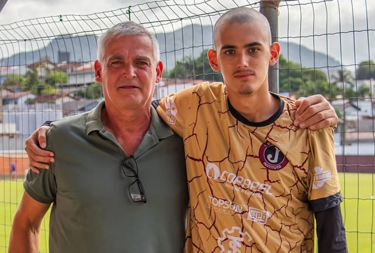 Encontro de gerações: 35 anos depois, jovem goleiro segue legado do avô que fez história no Juventus