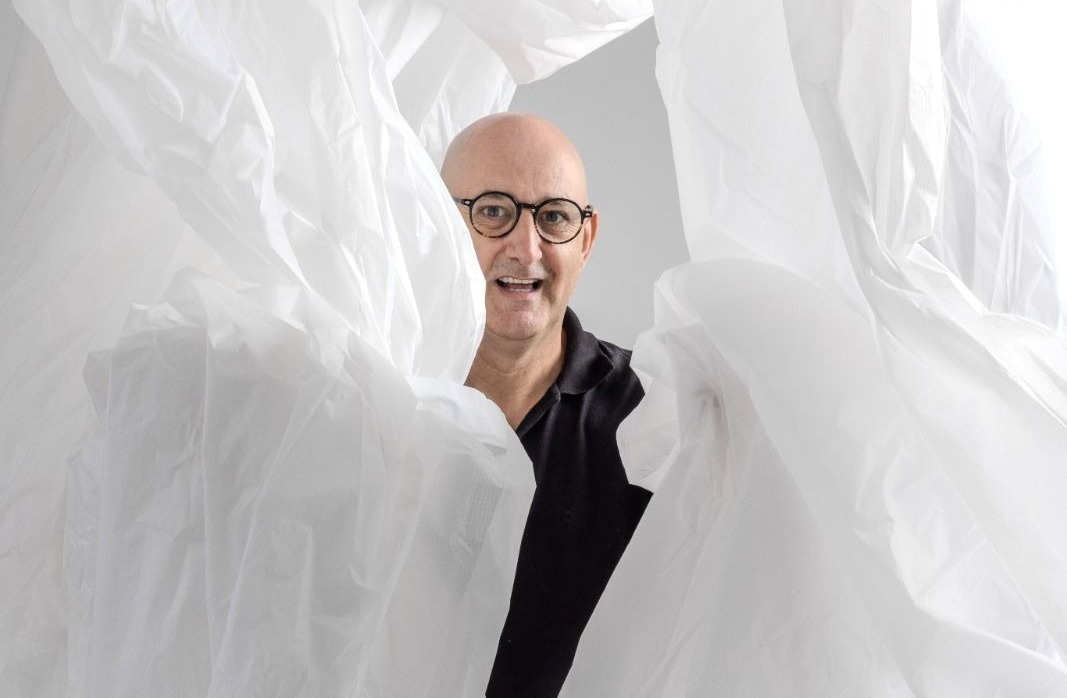 Figurinista Márcio Paloschi estreia instalação que transforma a entrada do Museu WEG; saiba mais!