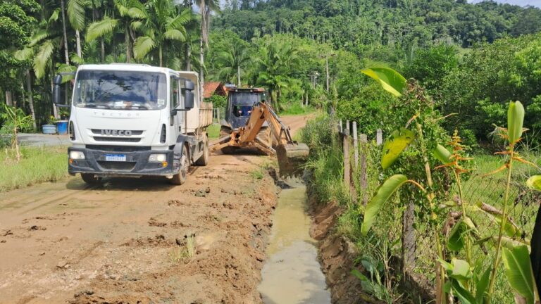 27 km limpos! Limpeza de valas avança em Jaraguá e ajuda a prevenir alagamentos