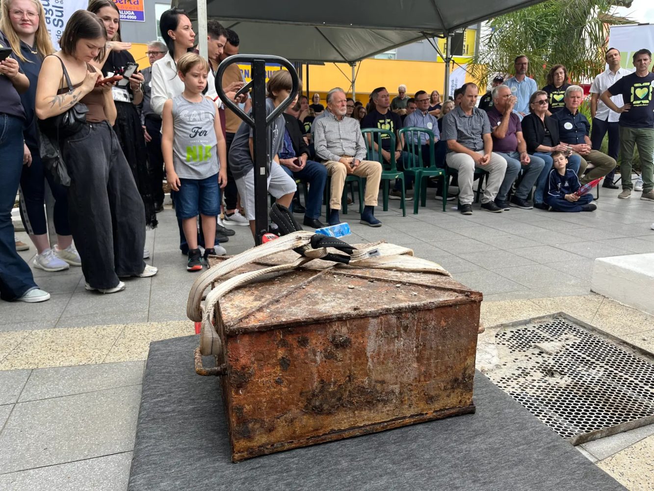 Após 50 anos, cápsula do tempo é desenterrada da Praça Ângelo Piazera em Jaraguá