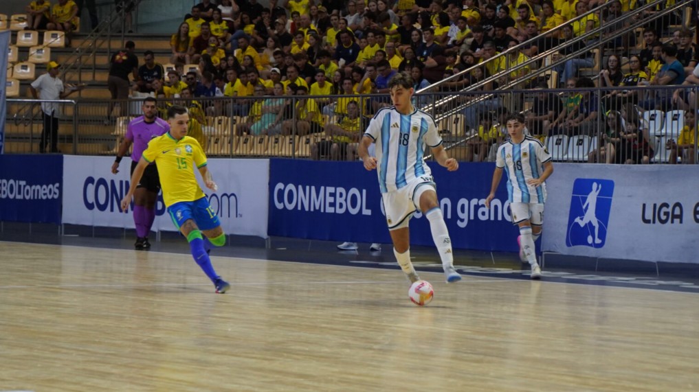 Assista ao vivo: Brasil e Argentina decidem título continental de futsal neste domingo (12) na Arena Jaraguá