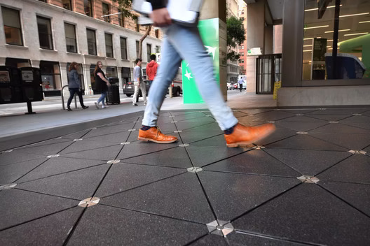 Câmara propõe instalação de piso que gera energia elétrica no Centro de Jaraguá; veja como funciona
