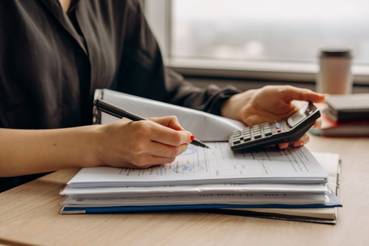 Especialista lembra que metade do ano é momento de revisar metas financeiras e ajustar a rota