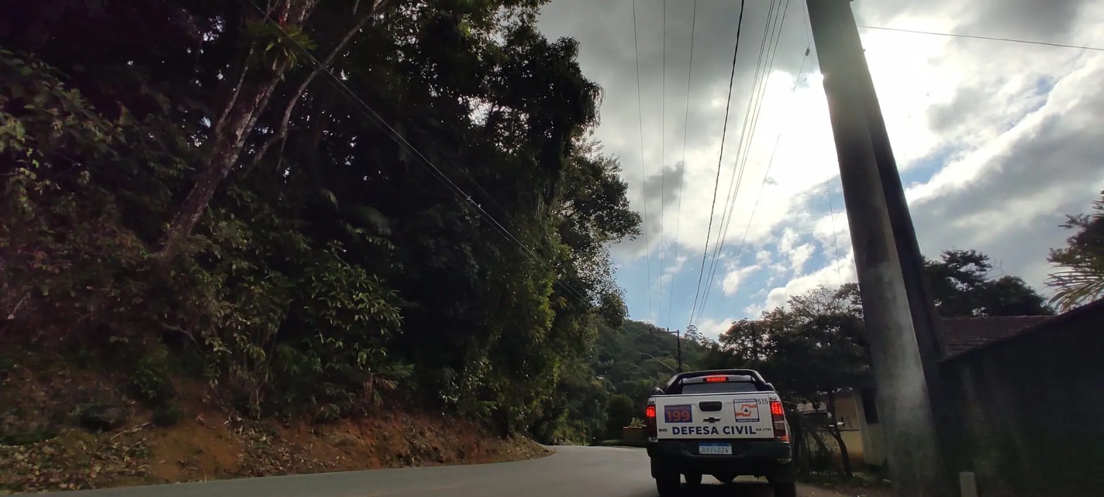 Rua Ângelo Rubini terá uma pista interditada nesta quinta para troca de tampa de poço de esgoto em Jaraguá do Sul