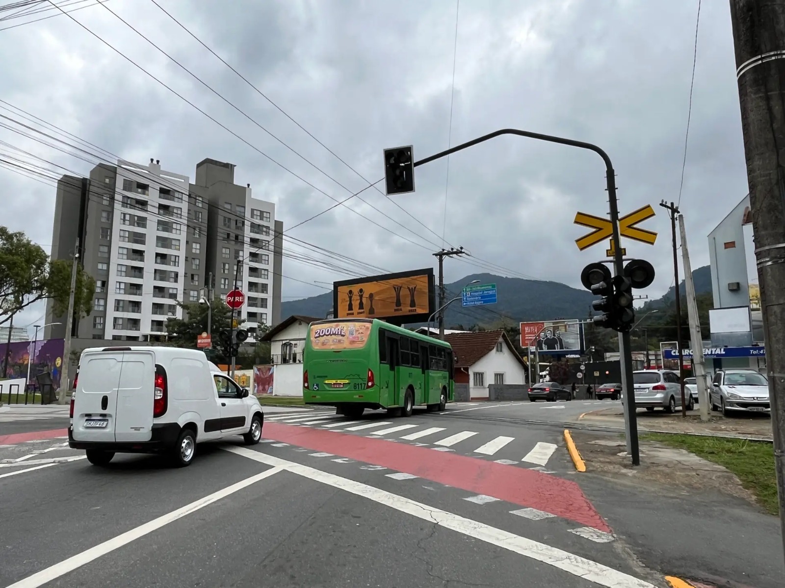 Jaraguá do Sul muda trânsito no Centro com novo semáforo para pedestres e alteração de faixa na Rua Reinoldo Rau