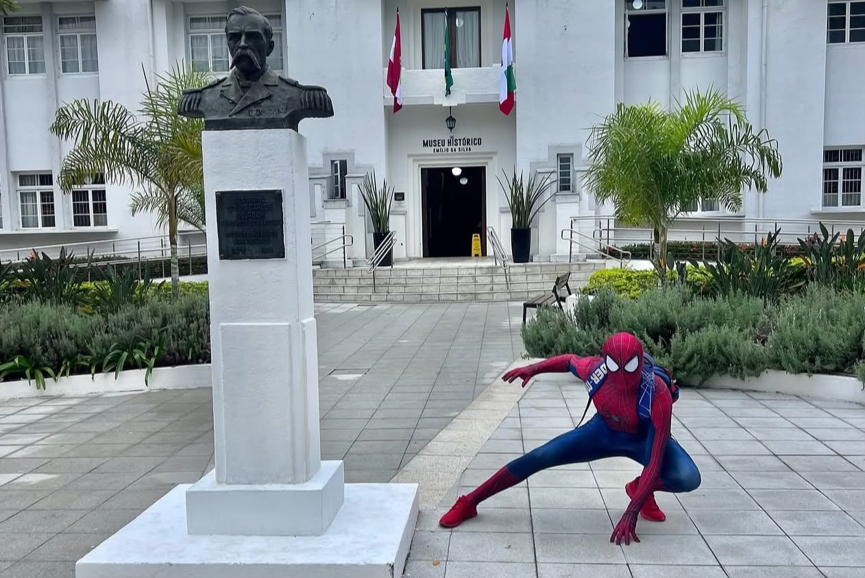 Conheça o psicólogo que dá vida ao Homem-Aranha para espalhar alegria e esperança em Jaraguá