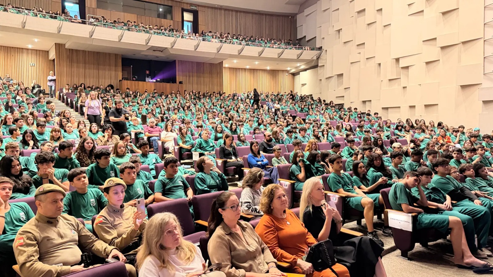 Jaraguá do Sul reúne mais de 1.500 estudantes em palestra sobre prevenção da violência contra a mulher