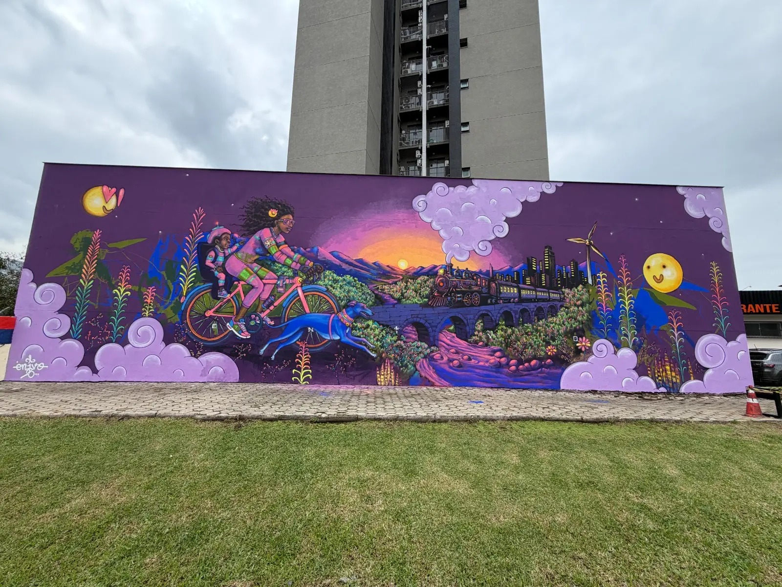 Jaraguá do Sul transforma trecho da ferrovia em novo espaço de arte com 600 metros de painéis urbanos