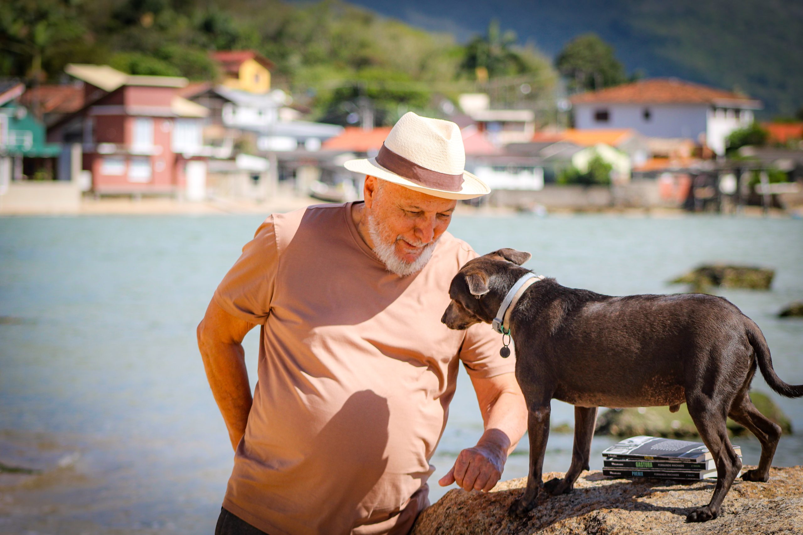 Livro, leitores e cachorros: o inusitado lançamento no pet shop 