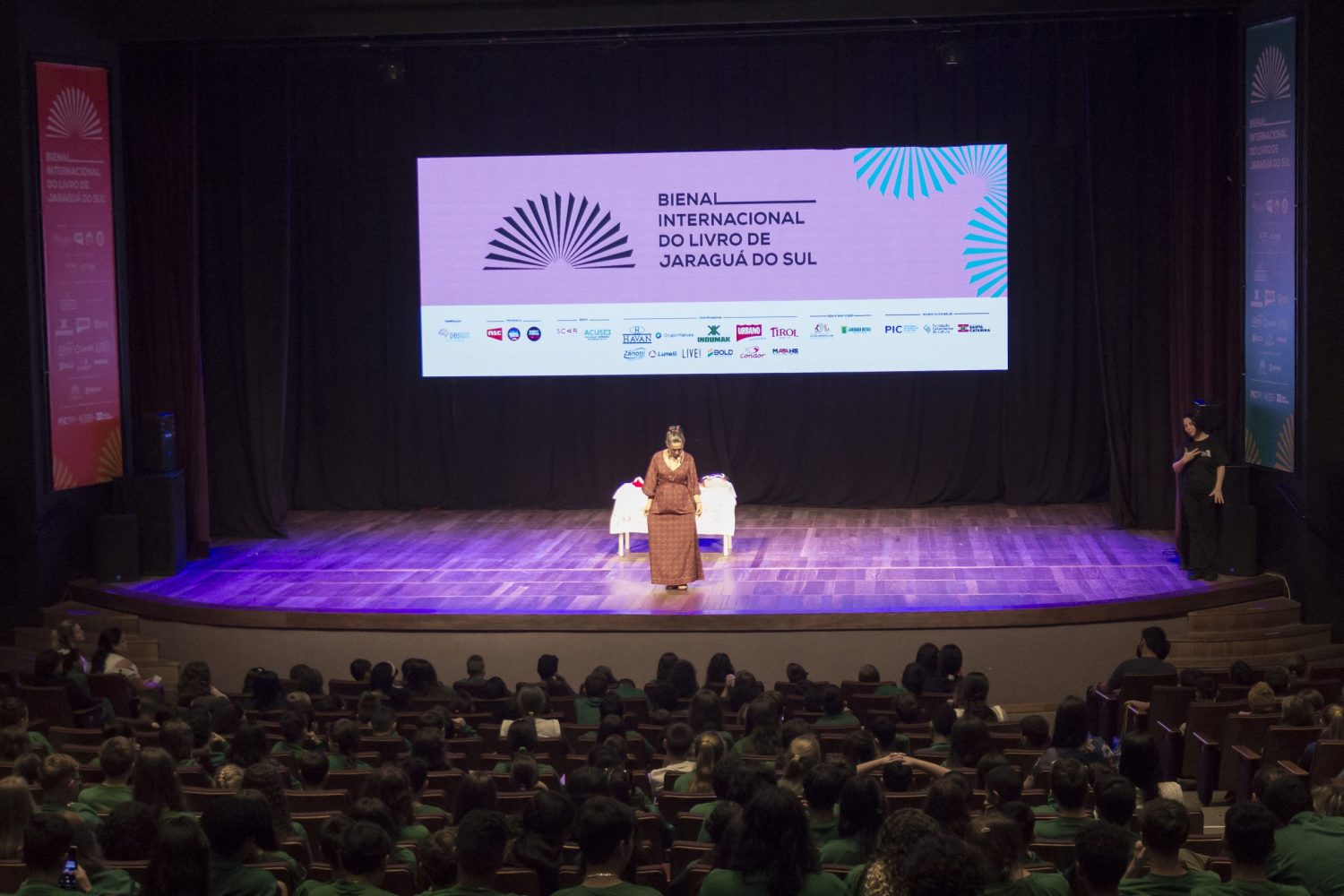 Bienal do Livro de Jaraguá começa nesta semana; veja quais atividades ainda têm ingressos disponíveis