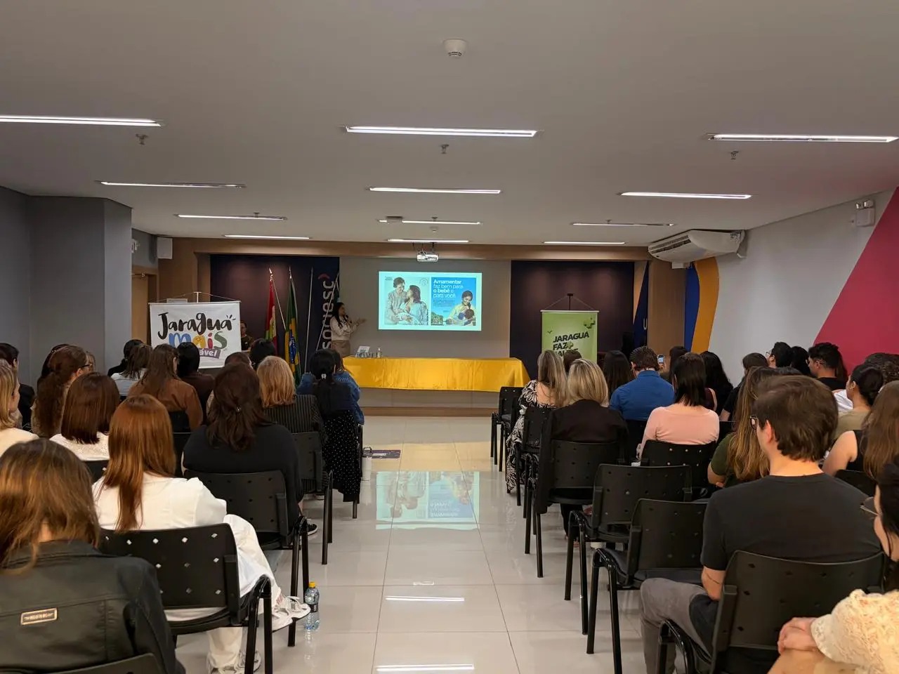Jaraguá do Sul reúne profissionais da saúde para fortalecer apoio ao aleitamento materno e cuidado com mães e bebês