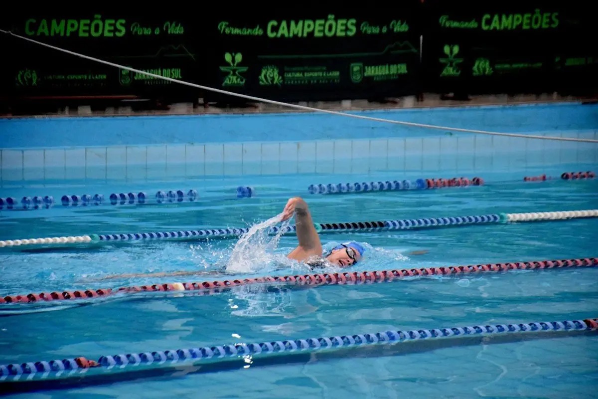 Natação em Jaraguá do Sul reúne 169 alunos na disputa pelos campeões da temporada 2026