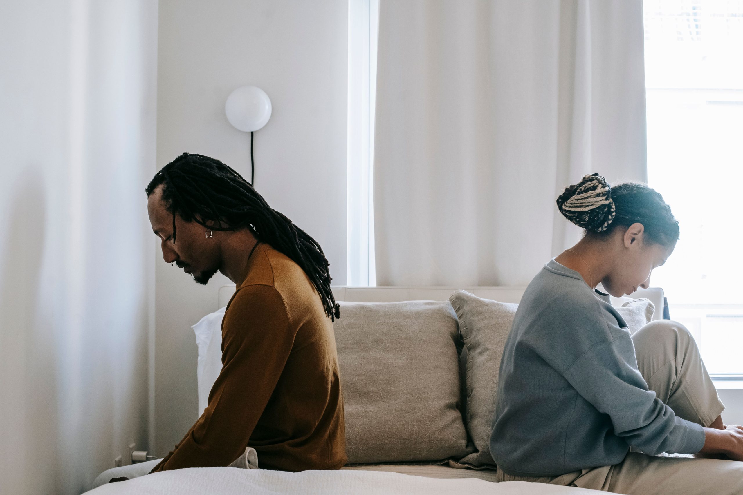 É preciso esquecer um grande amor para seguir em frente? 5 provocações sobre términos 
