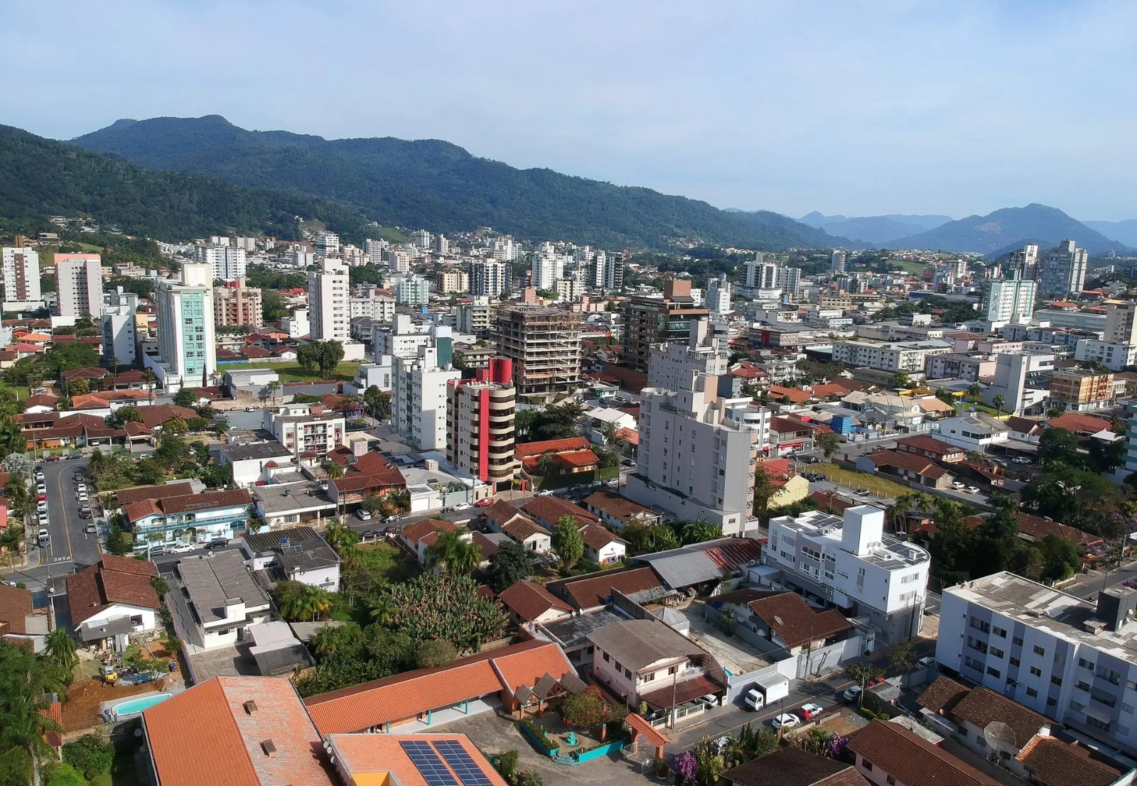 Jaraguá do Sul fica entre as 10 cidades mais competitivas do Brasil e lidera indicadores em Santa Catarina