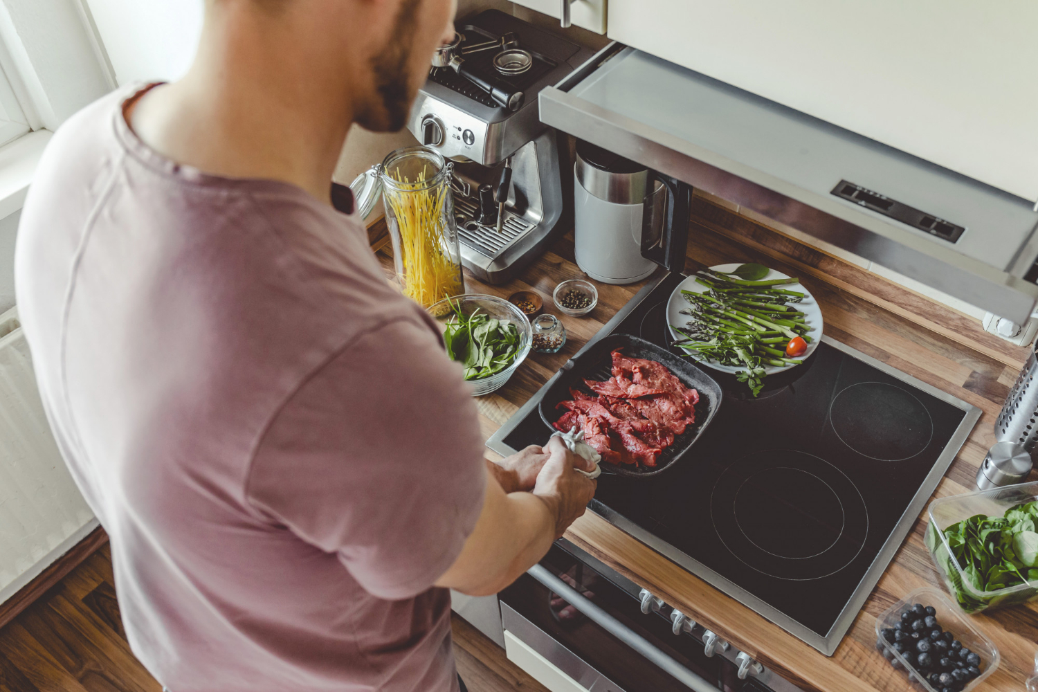 Cozinhas contemporâneas apostam no visual limpo e em menos equipamentos aparentes