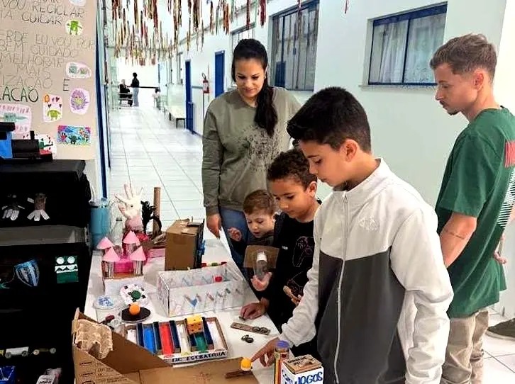 Crianças de Jaraguá do Sul transformam materiais que iriam para o lixo em brinquedos e jogos
