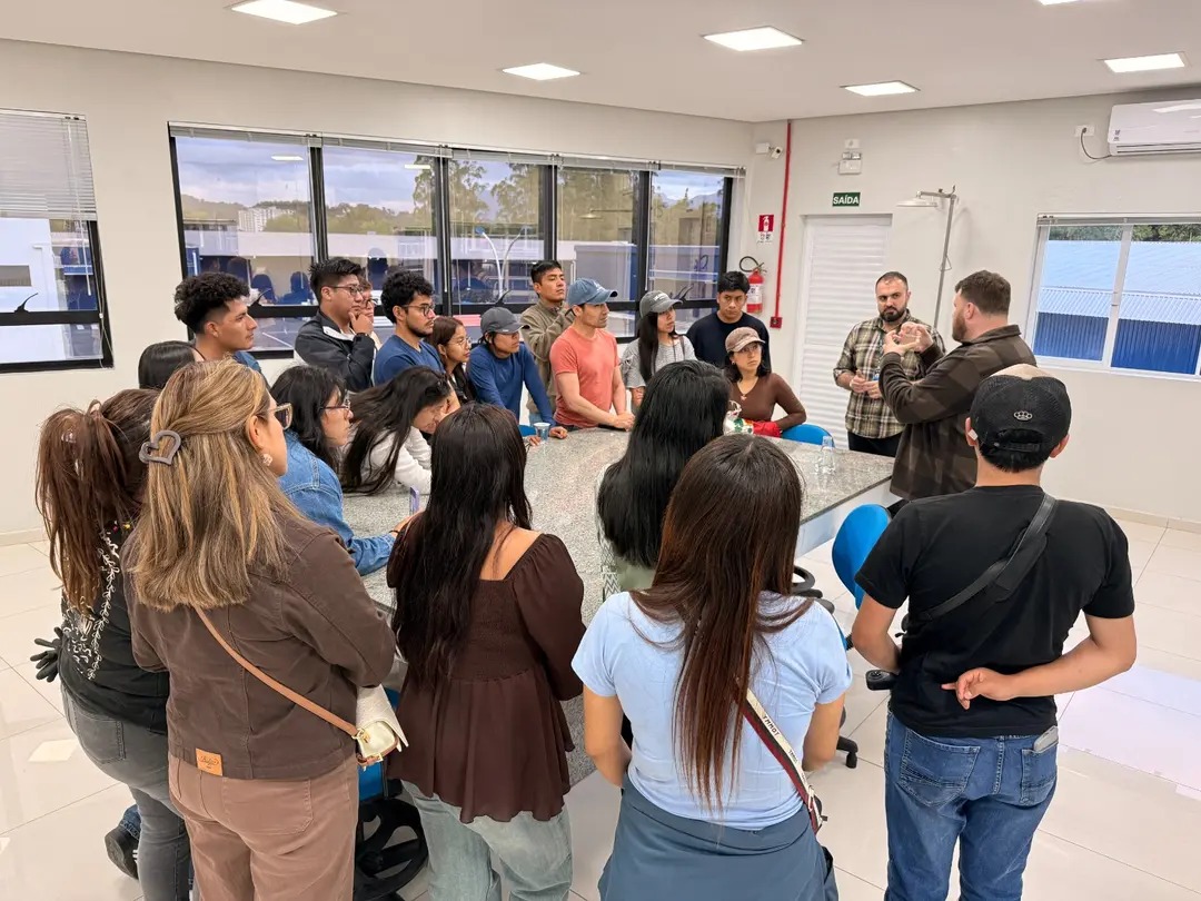 Por que estudantes do Peru vieram a Jaraguá do Sul para conhecer o tratamento de água do Samae