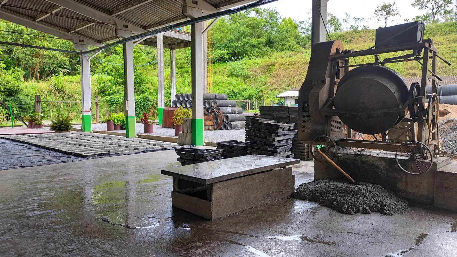 Apenados fabricam pavers e meios-fios para ações habitacionais em Jaraguá do Sul