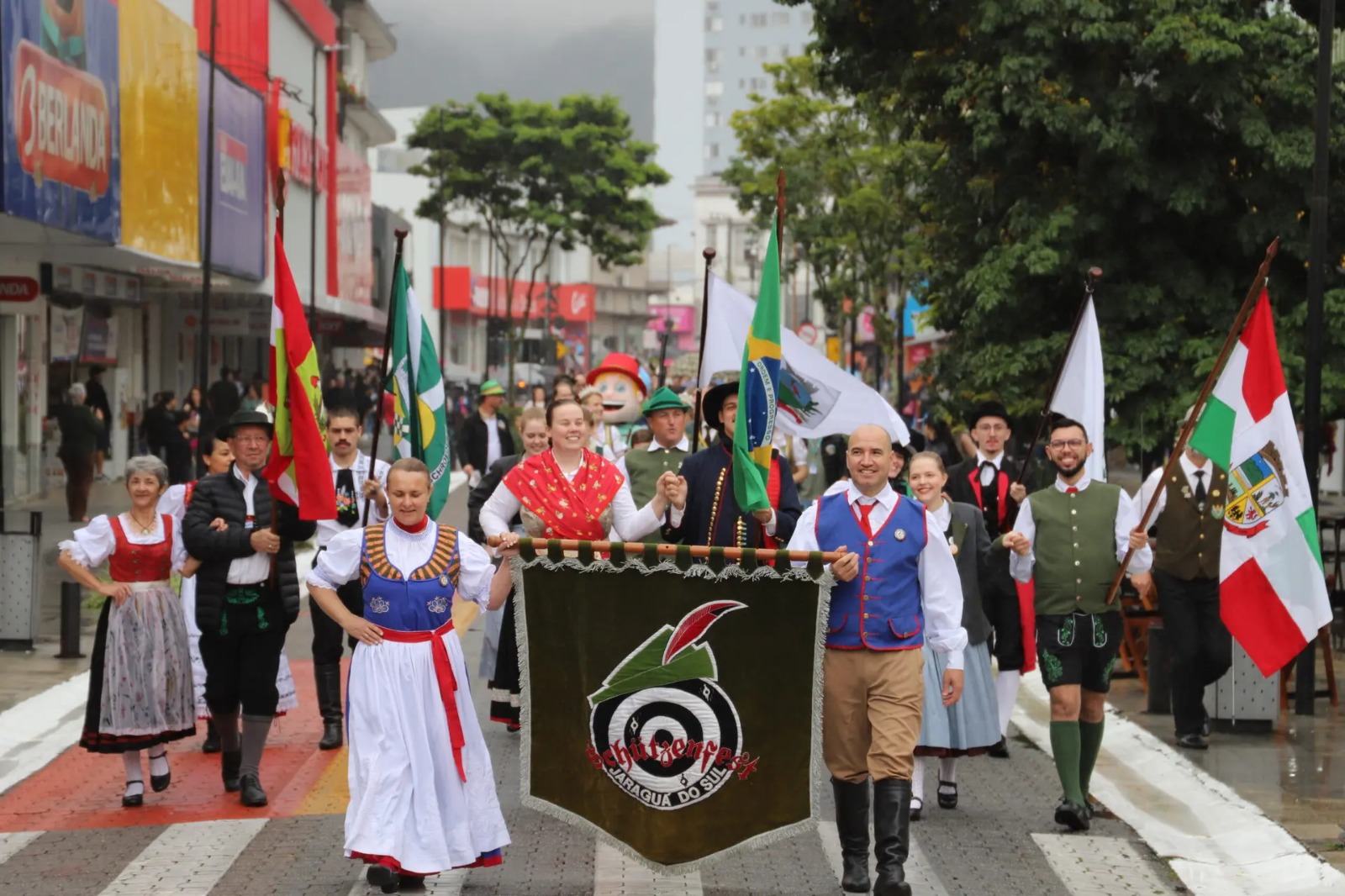 Schützenfest começa em Jaraguá do Sul com desfile do Schützenbaum nesta quarta-feira (28)