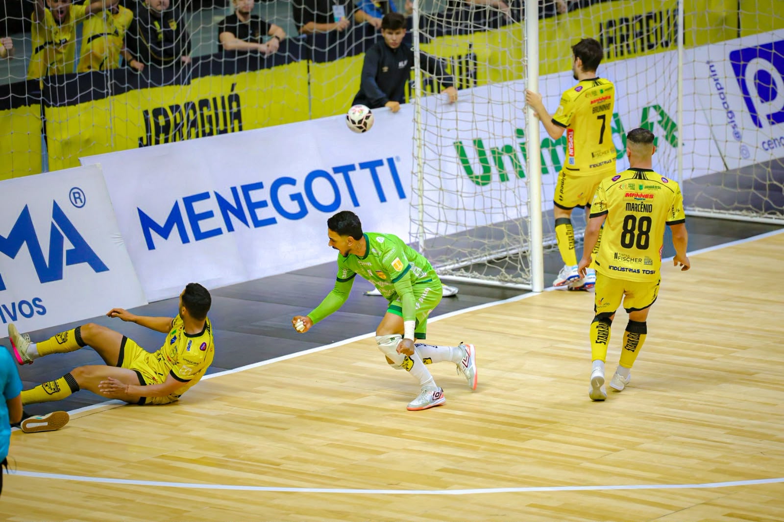 Assista ao vivo: Jaraguá Futsal enfrenta o Praia Clube por vaga na semifinal da LNF neste sábado (24)
