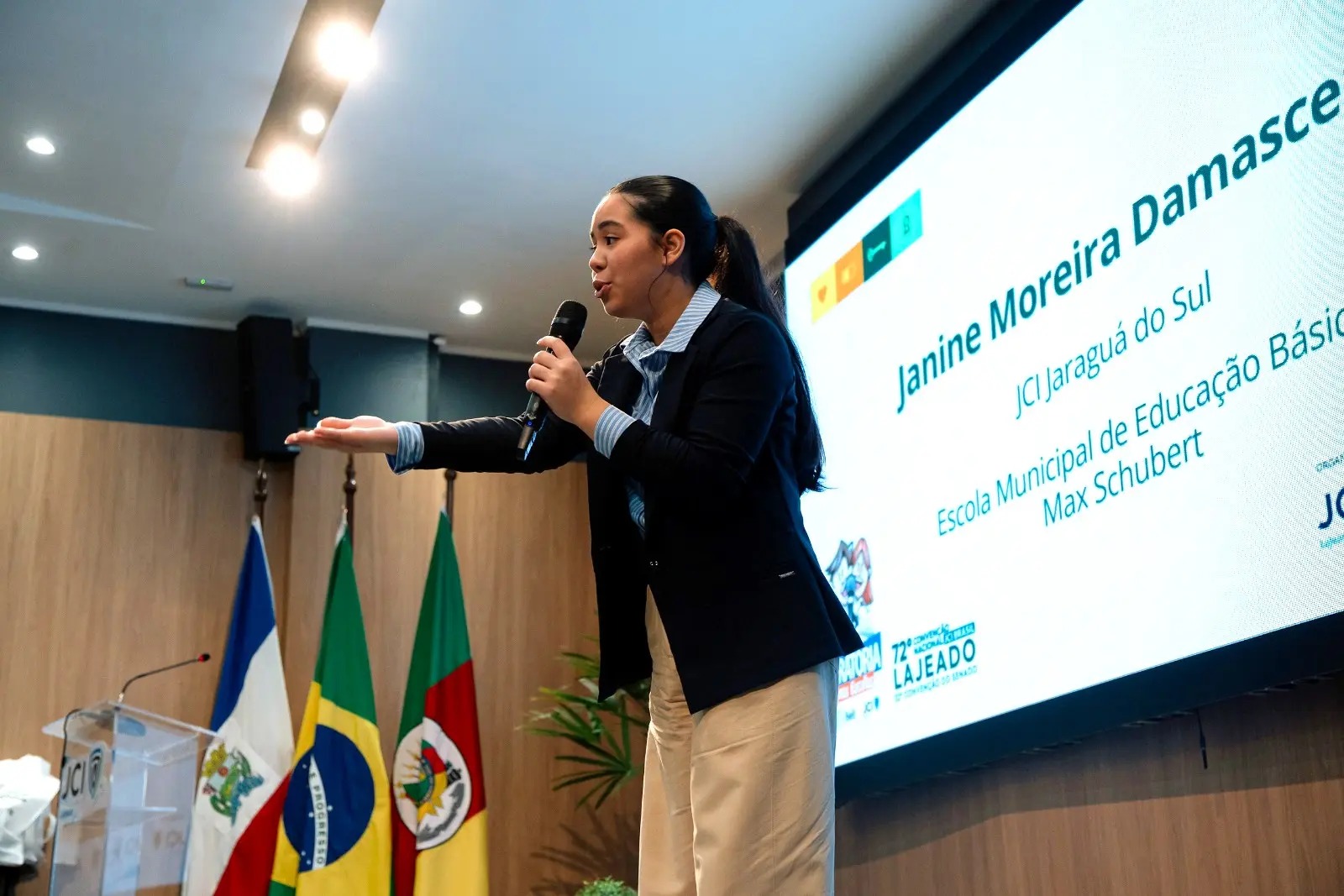 De Jaraguá do Sul para o topo do Brasil: aluna de escola municipal vence concurso nacional de oratória