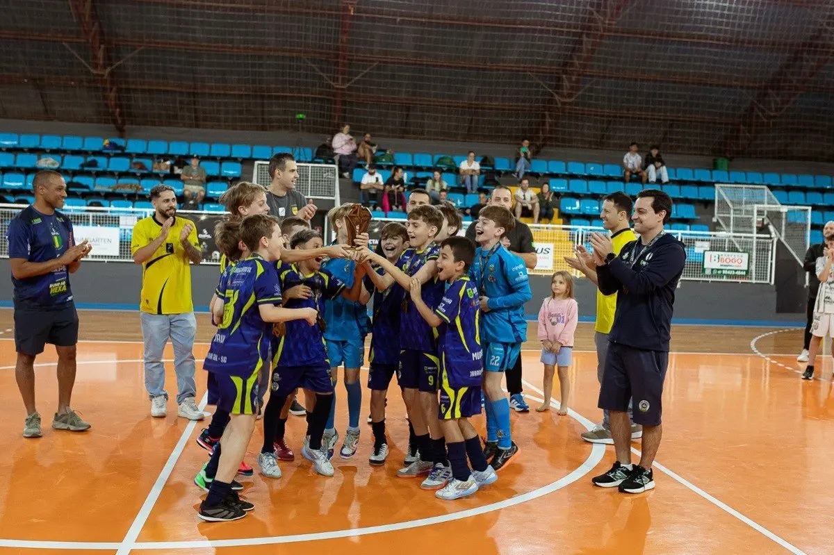 Dois jogos, duas vitórias e um título: sub-11 de Jaraguá do Sul tem domingo de conquistas no futsal