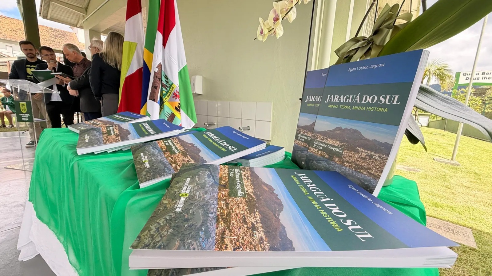 Jaraguá do Sul lança livro sobre sua história nos 150 anos; obra vai chegar aos alunos da rede municipal