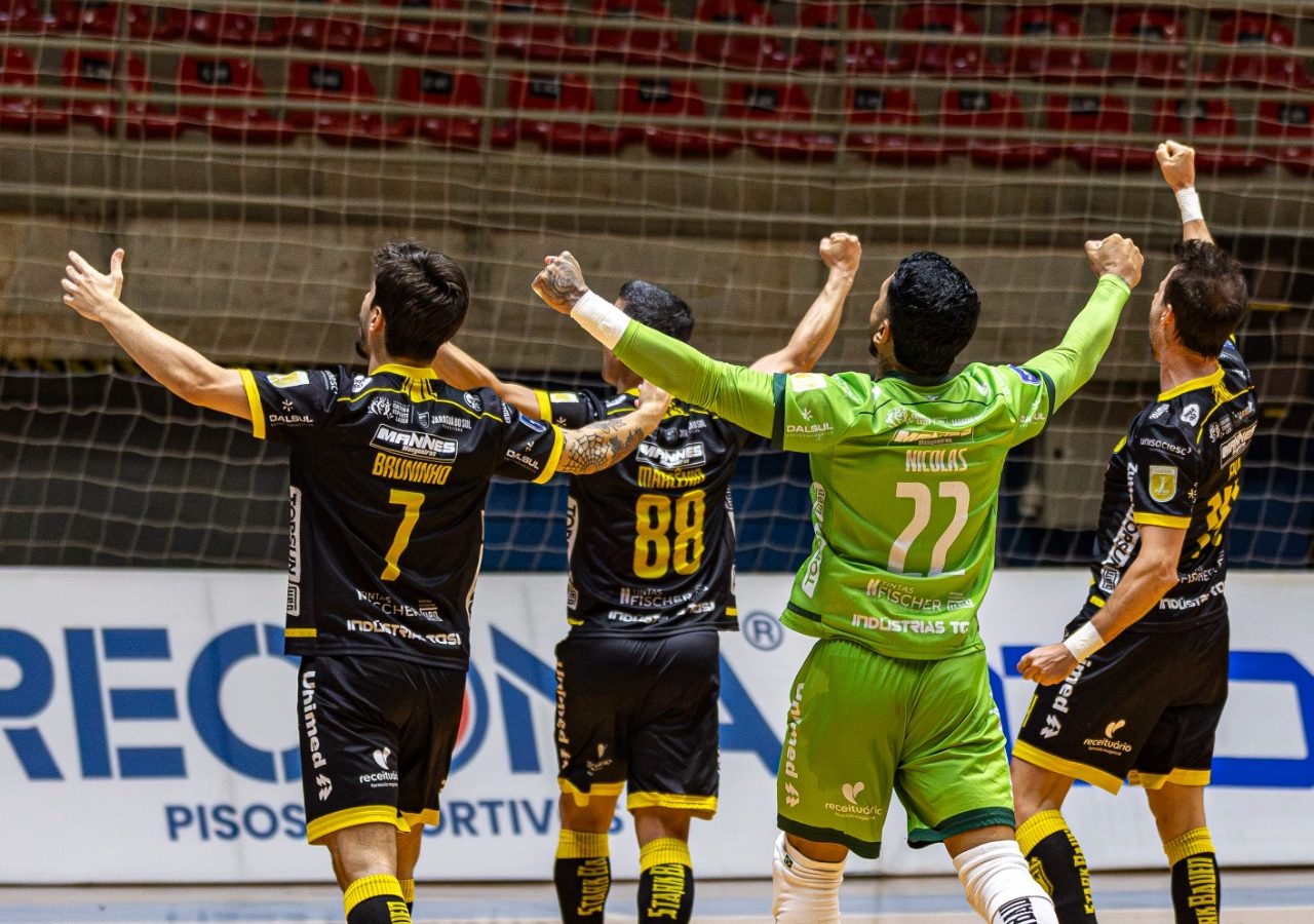 Classificado! Jaraguá Futsal vence o Praia Clube na prorrogação e vai à semifinal da LNF; veja os gols