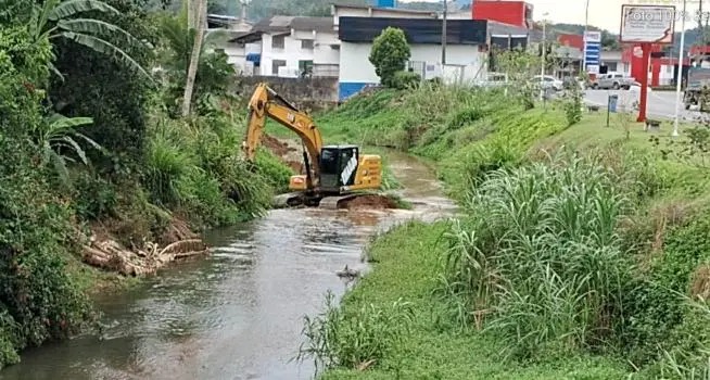Jaraguá do Sul já limpou 200 km de rios e córregos para reduzir alagamentos; entenda o trabalho