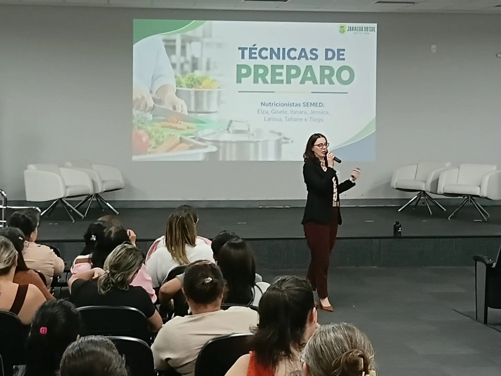 Merenda escolar em Jaraguá do Sul: 260 profissionais recebem orientações sobre alimentação especial e segurança alimentar