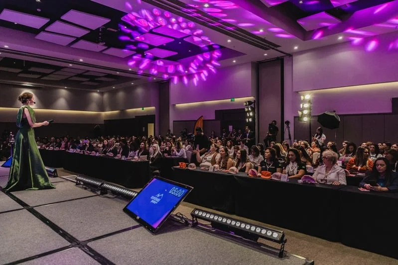 Elas lideram! Empresa de Jaraguá participa de evento com mais de 600 mulheres do setor de locação de máquinas